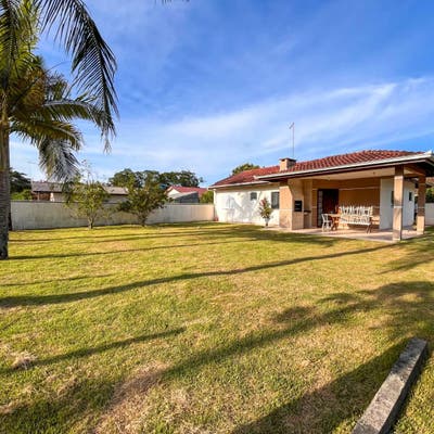 Casa mobiliada com 03 quartos e amplo quintal! - Casa em Praia das Palmeiras, Itapoá - à venda - MOMENTO CONSULTORIA IMOBILIÁRIA LTDA