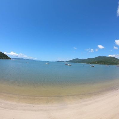 CASA FRENTE MAR – PÉ NA AREIA NA PRAIA DA CAMBOA DA ARMAÇÃO - Casa em Camboa da Armação, Governador Celso Ramos - à venda - ADMIR MIRANDA NEGÓCIOS IMOBILIARIOS