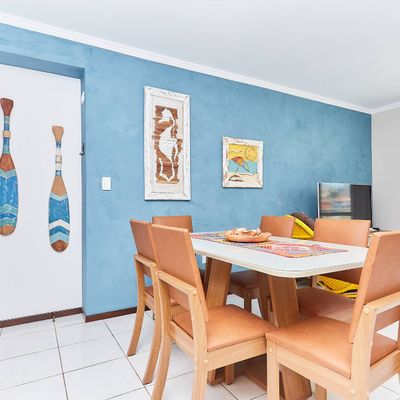 Oportunidade de investimento na praia de Bombinhas: Apartamento bem mobiliado, com 02 dormitórios, sendo 01 suite, com sacada estendida, com garagem para veículos de grande porte. - Apartamento em Centro, Bombinhas - à venda - Imobiliária Licurana