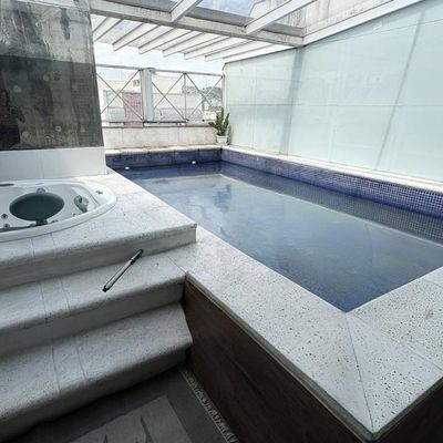 COBERTURA TRIPLEX À VENDA — RUA AFONSO PENA. Localização privilegiada, a apenas 230 metros do metrô! São 347 m². Salão em 4 ambientes, 2 lavabos, 5 quartos, sendo 3 suítes, copa cozinha, área gourmert com piscina e ofurô. São 3 vagas de garagem. - Cobertura em Tijuca, Rio de Janeiro - à venda - MIGUEZ IMOBILIÁRIA