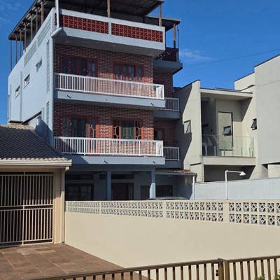 Sobrado com três apartamentos individualizados à venda, na quadra do mar, em Itapema do Norte - Sobrado em Itapema do Norte, Itapoá - à venda - Itapoá Imóveis Ltda