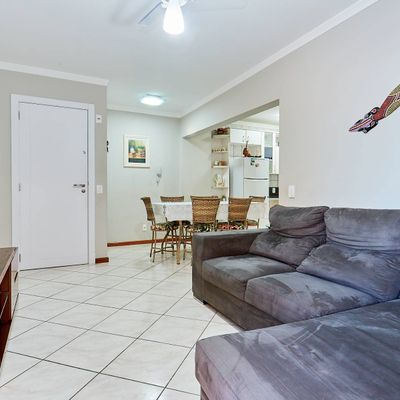 Excelente opção de apartamento a venda localizado na Avenida principal, com 02 dormitórios, sendo 01 suíte, com sacada ampla, e vista parcial do mar da praia do centro de Bombinhas/SC. - Apartamento em Centro, Bombinhas - à venda - Imobiliária Licurana