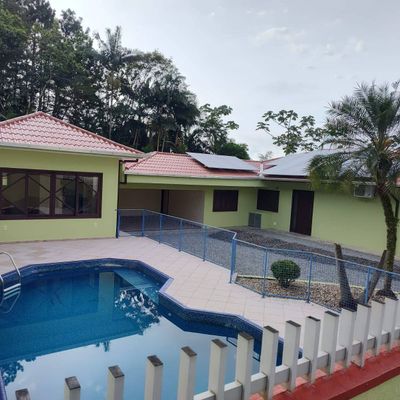 piscina e área externa com muro