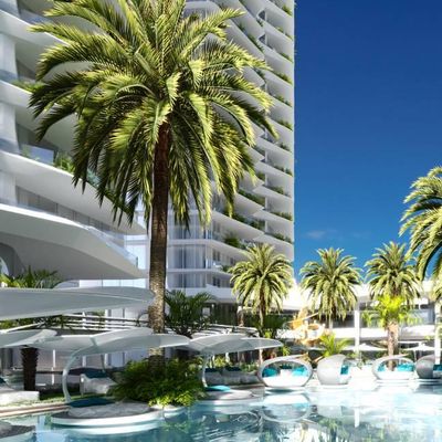 Residencial moderno com piscina, palmeiras e varanda voltada para o céu.