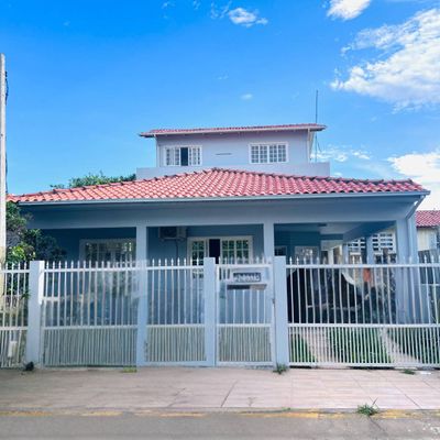 Casa de 3 andares com 4 Quartos a 400 metros da Praia da Vila - Casa em Centro, Imbituba - para locação e à venda - Casa dos Imóveis Administração Imobiliária LTDA