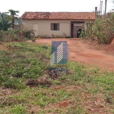 A casa é de tijolos e possui laje.