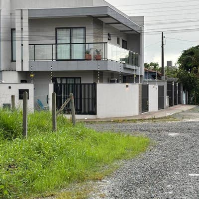 Sobrado de Esquina com 1 Suíte + 2 Dormitórios - Sobrado em Balneário Piçarras - à venda - TAB Imóveis