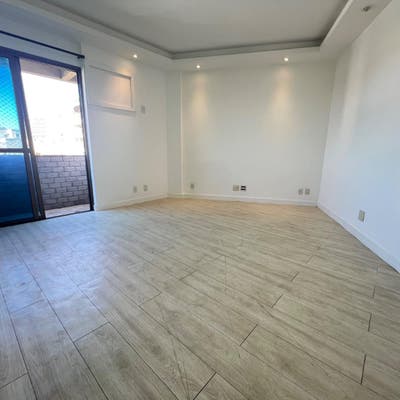 Oportunidade, apartamento a venda, varanda, sala em 2 ambientes, 2 quartos com armários, banheiro social, cozinha, área de serviço. Prédio com infraestrutura completa, 1 vaga de garagem. - Apartamento em Praça da Bandeira, Rio de Janeiro - à venda - MIGUEZ IMOBILIÁRIA