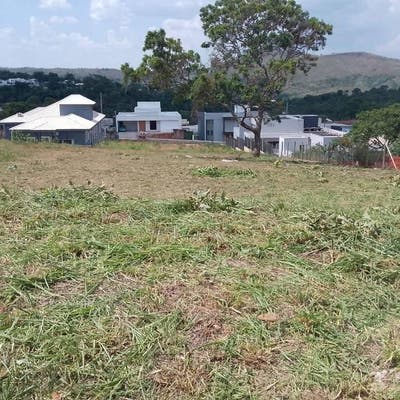 Arquitetura moderna revestida em branco