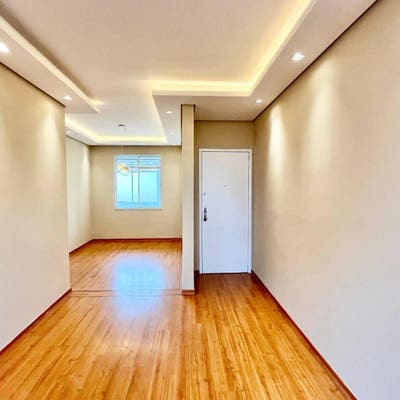 Sala com acabamento em drywall, iluminação embutida, piso de madeira