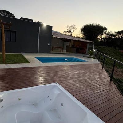 Espaço externo com piscina e hot tub