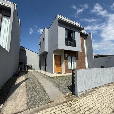 Casa moderna fachada cinza e madeira